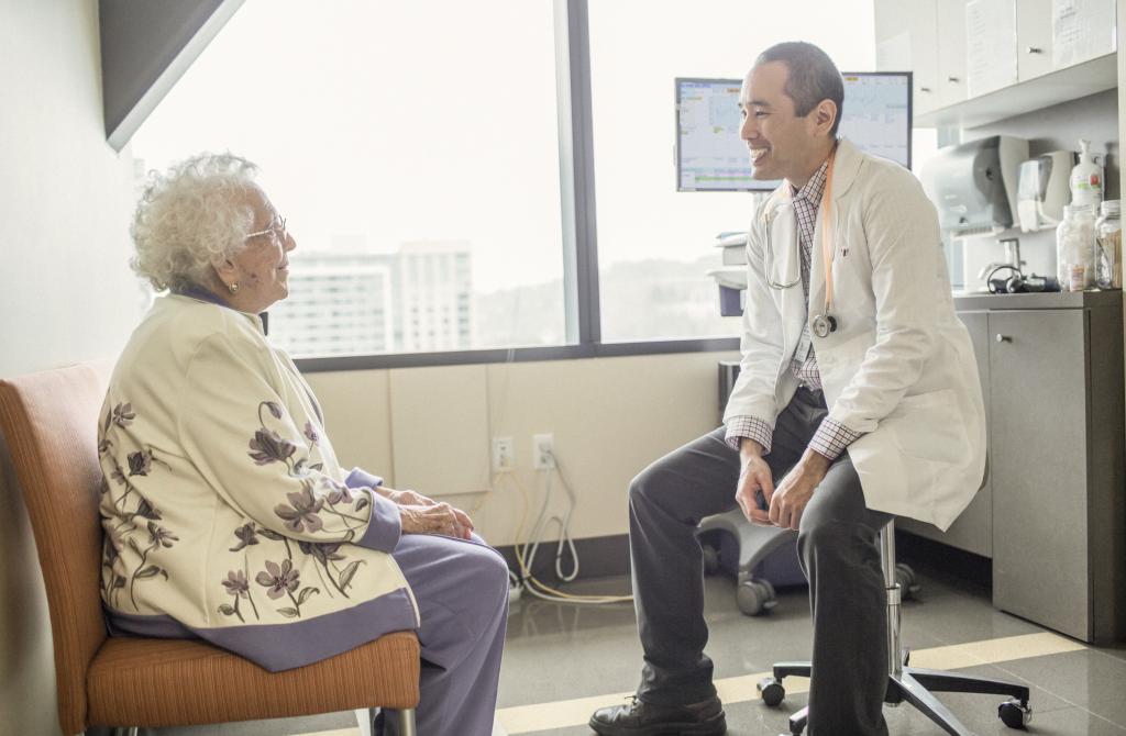 Patient and doctor in clinic.
