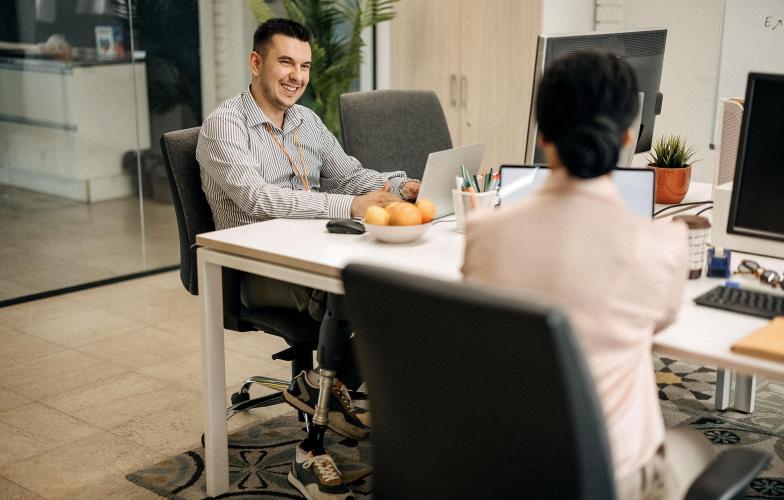 pay-office-workers-in-communal-workspace