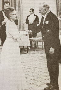 Image of Ethlynn Trapp awarded the Order of Canada.