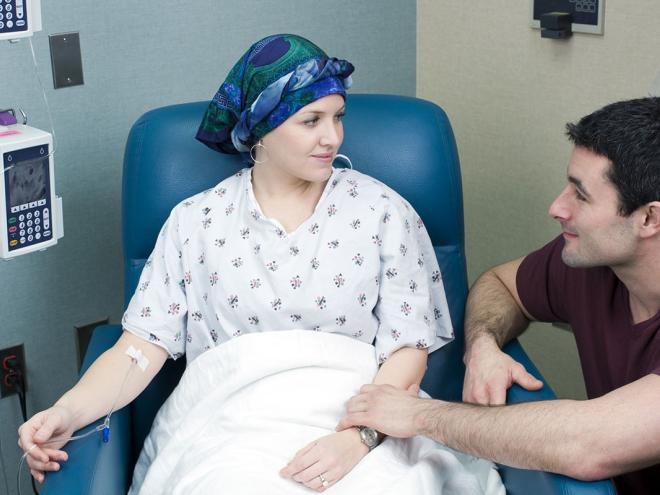 female_cancer_patient_hospital_receiving_chemotherapy_istock_8909796_photo_id_112752.jpg