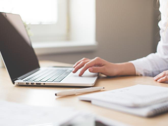 pexels_woman_on_laptop_macbook_id_313123.jpg