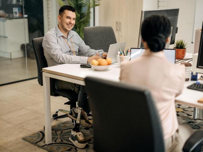 pay-office-workers-in-communal-workspace