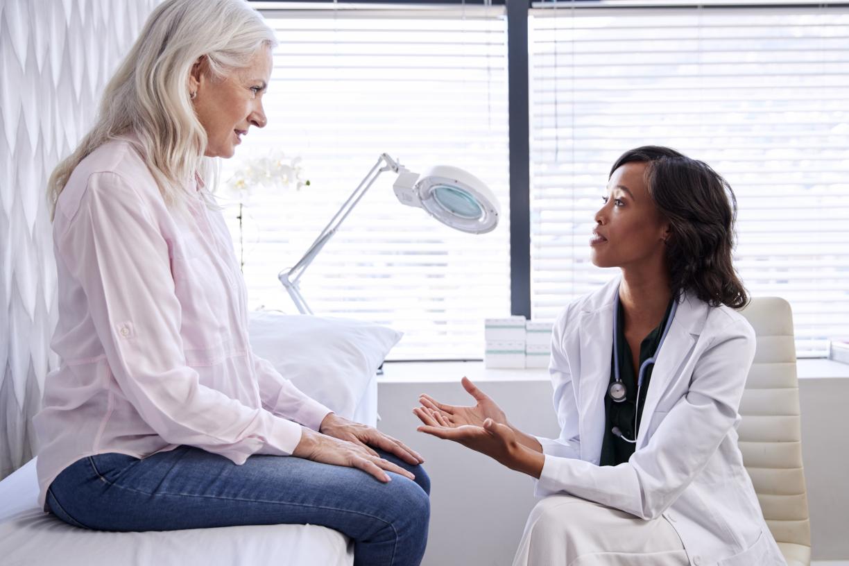 Doctor speaking to female patient 