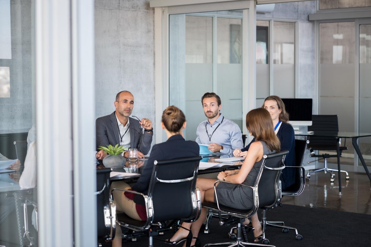 discussion_meeting_in_board_room.jpg
