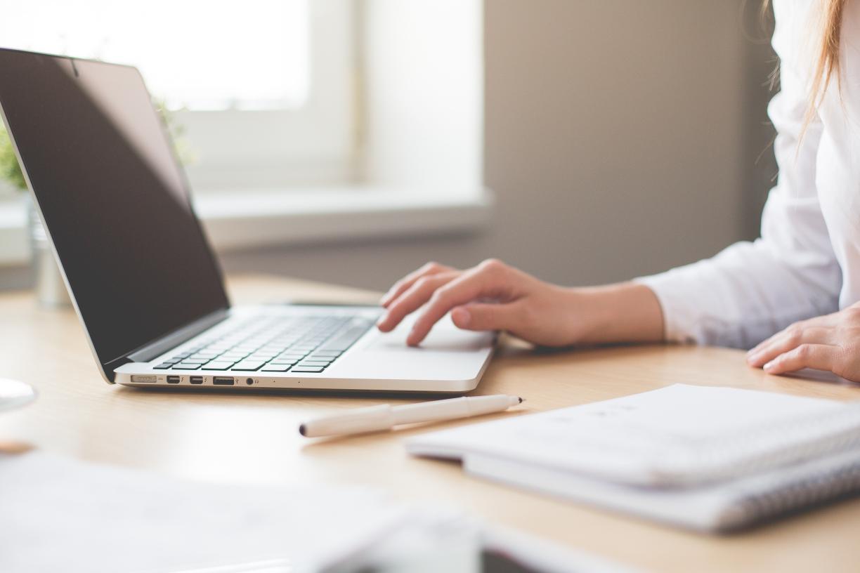 pexels_woman_on_laptop_macbook_id_313123.jpg