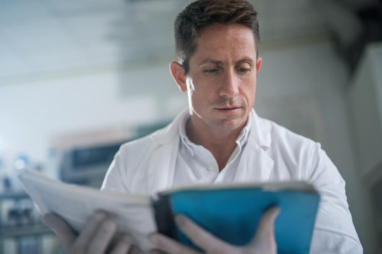 physician_doctor_reading_book_stock_photo_id_112750.jpg