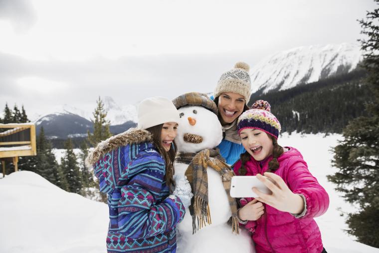 Family%20making%20snowman
