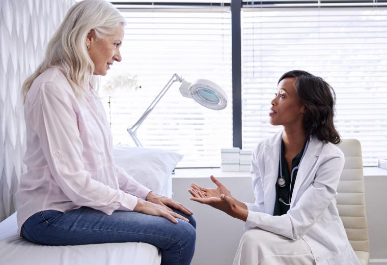 Doctor%20speaking%20to%20female%20patient%20